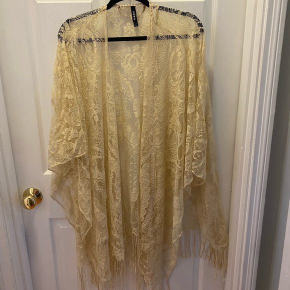 torrid Jackets & Blazers - EUC Plus One-Size Torrid Lace Shawl